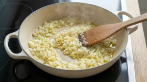 Étape 10: Dans la même poêle, faites suer l'oignon éminc�...