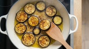 Étape 6: Faites dorer les rondelles d'aubergines en plusieu...