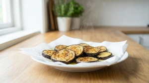 Étape 7: Réservez les aubergines grillées sur du papier a...