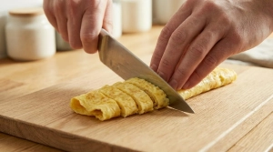 Étape 8: Une fois cuite, sortez l'omelette, roulez-la ou pl...