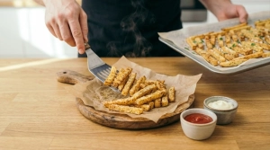 Étape 13: Servez les frites bien chaudes sur du papier sulfu...