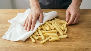 Étape 6: Séchez méticuleusement les frites une par une da...