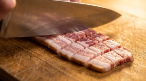 Étape 5: Pendant ce temps, coupez le bacon en lardons ou en...