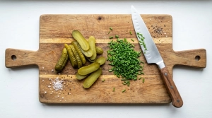 Étape 8: Coupez les cornichons en petites rondelles et cise...