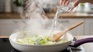 Étape 8: Ajoutez l'eau dans la poêle pour créer de la vap...