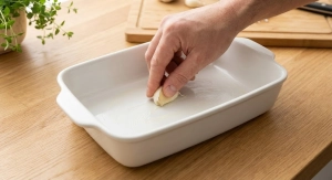 Étape 3: Frottez vigoureusement le fond et les bords du pla...