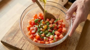 Étape 5: Dans un saladier, mélangez les dés de tomates, l...