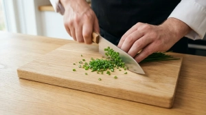 Étape 2: Ciselez finement la ciboulette fraîche sur une pl...