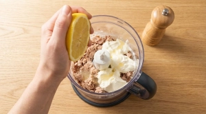 Étape 4: Ajoutez le jus de citron, le sel et le poivre noir...