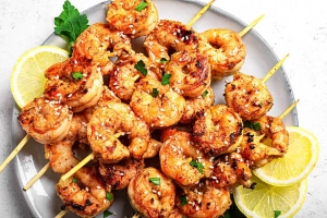 Brochettes de crevettes grillées au sésame et citron