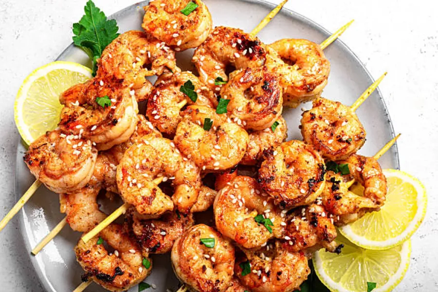 Brochettes de crevettes grillées au sésame et citron