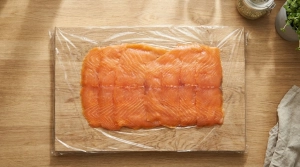 Étape 5: Disposez les tranches de saumon fumé sur le film ...
