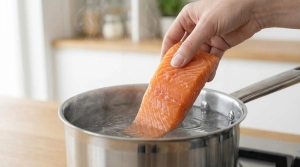 Étape 2: Plongez le pavé de saumon frais dans l'eau frémi...