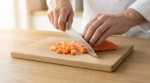 Étape 5: Pendant ce temps, coupez le saumon fumé en très ...