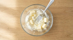 Étape 9: Dans un saladier, écrasez le fromage frais avec l...