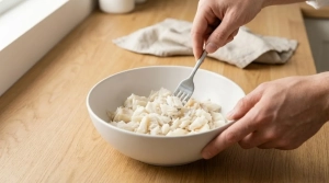 Étape 2: Égouttez la morue et laissez-la tiédir. Retirez ...