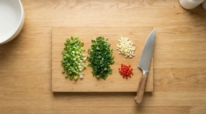 Étape 3: Hachez très finement les cives (oignons pays), l'...