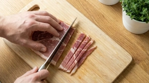 Étape 4: Coupez les tranches de jambon de pays en deux dans...