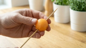 Étape 6: Piquez une bille de melon à l'extrémité d'un pi...