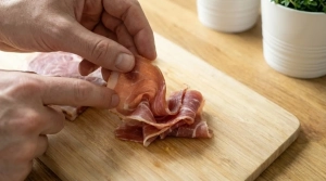 Étape 7: Pliez une bande de jambon en accordéon pour forme...