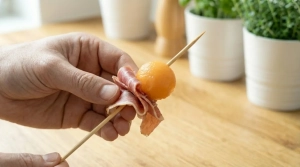 Étape 8: Enfilez la chiffonnade de jambon sur le pic, juste...