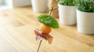 Étape 9: Terminez en piquant une belle feuille de basilic p...