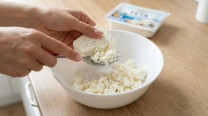 Étape 2: Dans un bol, émiettez grossièrement la feta à l...