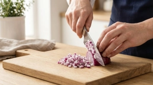 Étape 2: Ciselez l'oignon très finement. On veut du goût,...