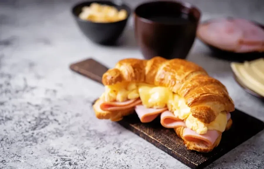 Mini croissants au jambon et œufs brouillés