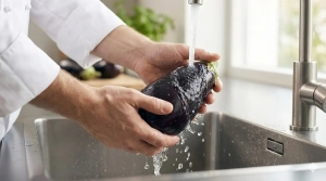 Étape 2: Lavez soigneusement les aubergines sous l'eau froi...
