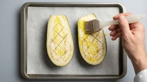 Étape 5: Disposez les demi-aubergines sur une plaque de cui...