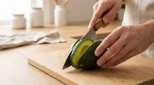 Étape 1: Sur une planche à découper, coupez les avocats e...