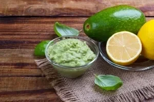 Crème d’avocat citronnée et basilic