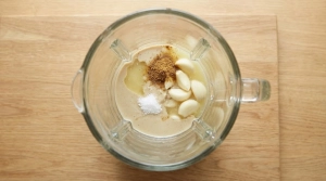 Étape 5: Dans le bol du mixeur, versez le tahini, le jus de...