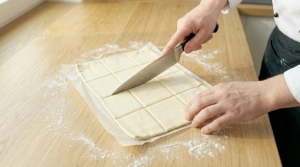Étape 13: Découpez chaque pâte en carrés réguliers d'env...