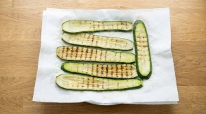 Étape 9: Déposez les courgettes grillées sur du papier ab...