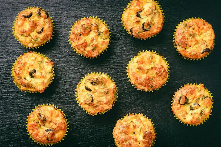 Muffins salés au poulet, fromage et olives noires - Image 3