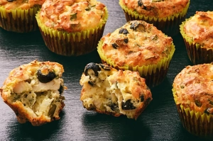 Muffins salés au poulet, fromage et olives noires