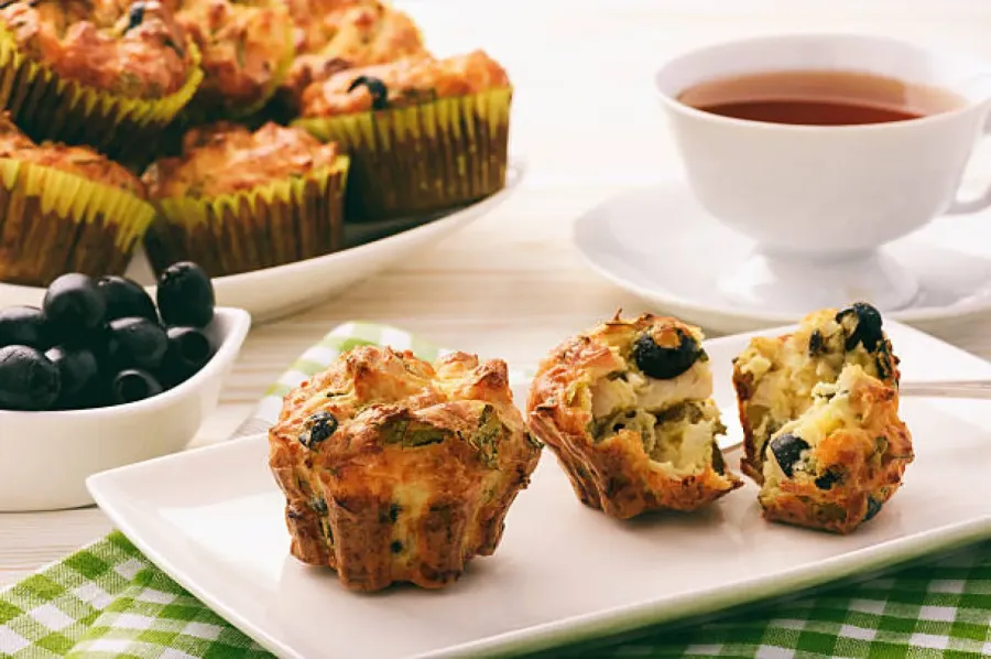 Muffins salés au poulet, fromage et olives noires - Image 2