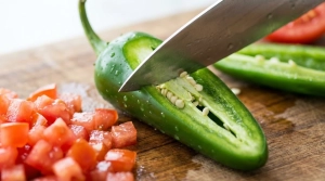 Étape 4: Coupez le piment jalapeño en deux dans la longueu...