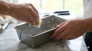 Étape 2: Beurrez généreusement un moule à cake, en insis...