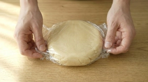 Étape 8: Formez une boule de pâte aplatie et enveloppez-la...