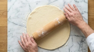Étape 12: Étalez la pâte délicatement à l'aide du roulea...