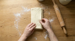 Étape 10: Sortez la pâte, placez la pliure sur le côté, e...