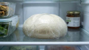 Étape 3: Enveloppez cette boule (la détrempe) dans du film...
