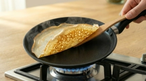 Étape 12: Retournez la crêpe à l'aide d'une spatule (ou fa...