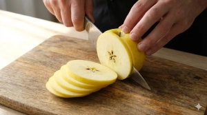Étape 2: Coupez la pomme (sans l'éplucher) en fines rondel...