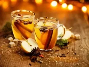 Cidre chaud épicé aux pommes et à la canelle
