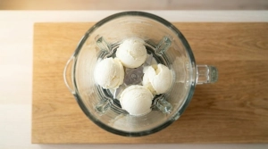 Étape 5: Déposez la glace à la vanille dans le bol du ble...