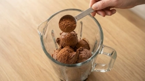 Étape 6: Ajoutez le cacao en poudre directement sur la glac...